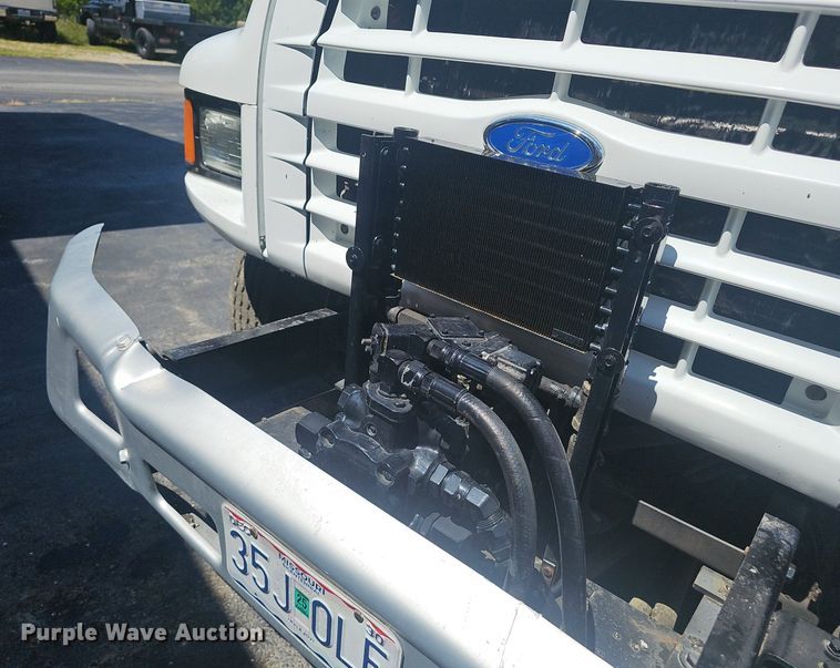 image for item NX9055 1996 Ford F800 oil distributor truck