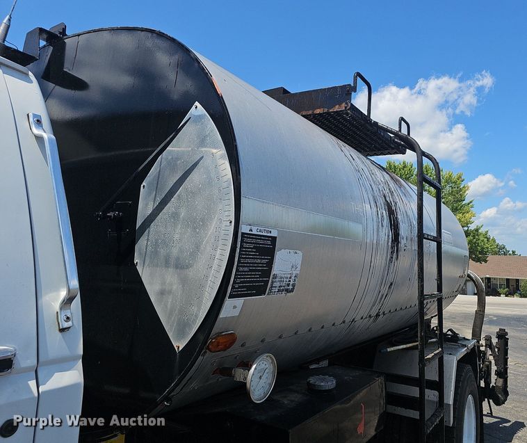 image for item NX9055 1996 Ford F800 oil distributor truck