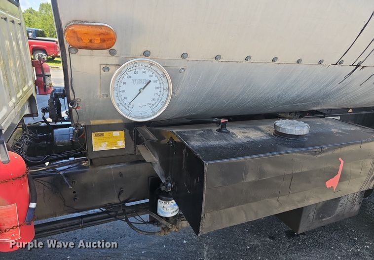 image for item NX9055 1996 Ford F800 oil distributor truck