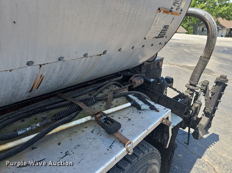 image for item NX9055 1996 Ford F800 oil distributor truck