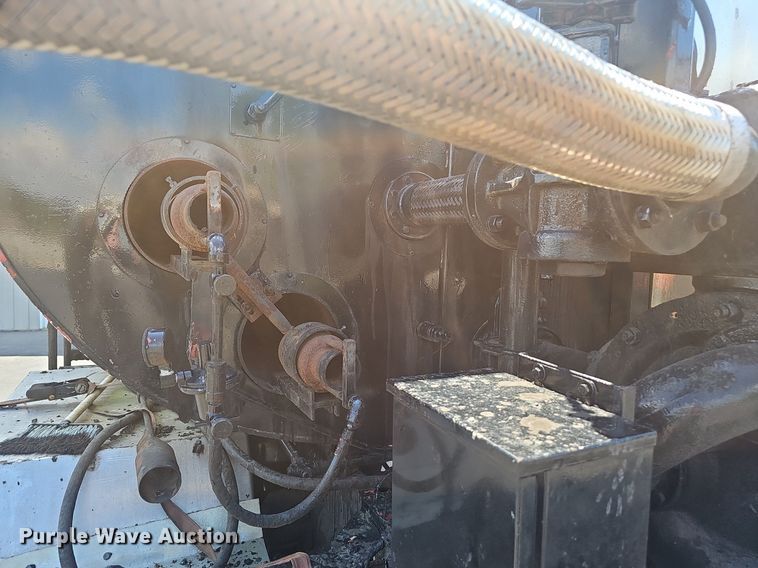 image for item NX9055 1996 Ford F800 oil distributor truck