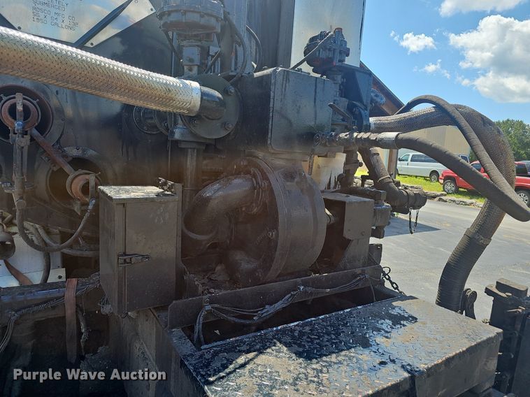 image for item NX9055 1996 Ford F800 oil distributor truck