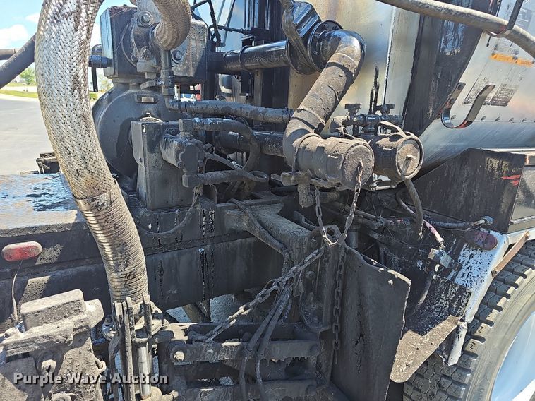 image for item NX9055 1996 Ford F800 oil distributor truck