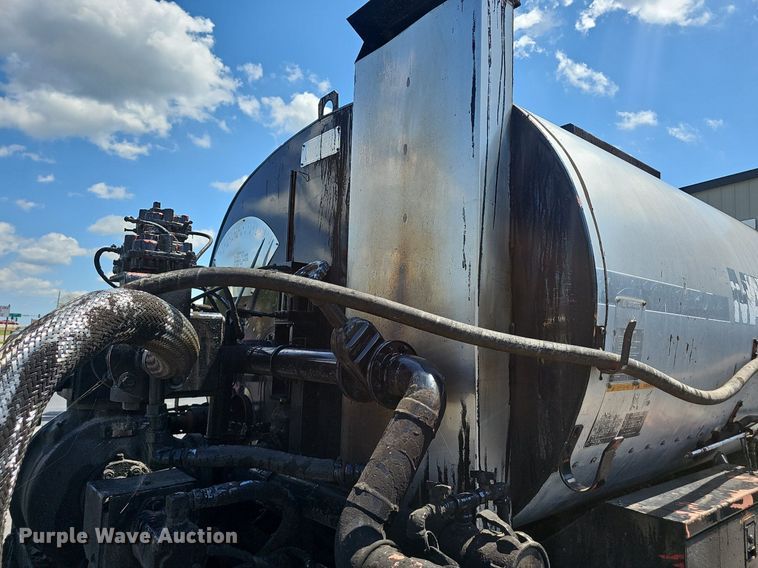 image for item NX9055 1996 Ford F800 oil distributor truck