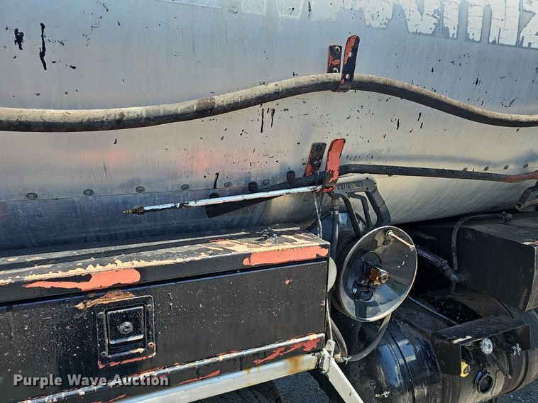 image for item NX9055 1996 Ford F800 oil distributor truck