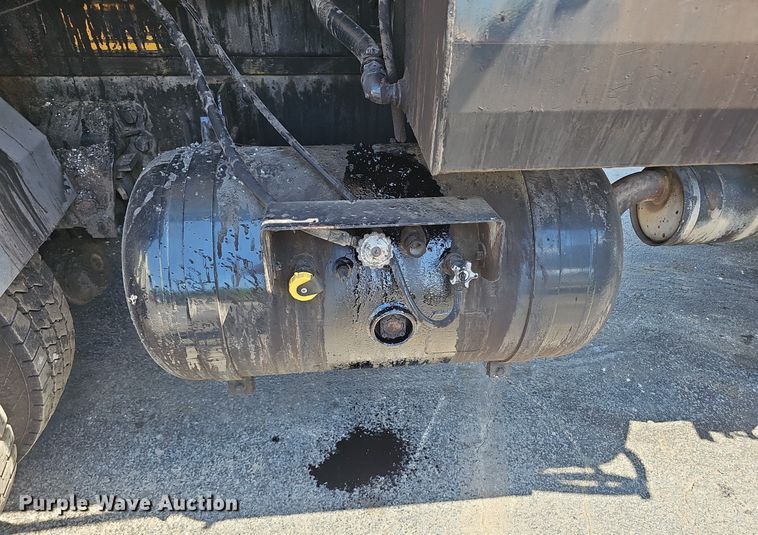 image for item NX9055 1996 Ford F800 oil distributor truck