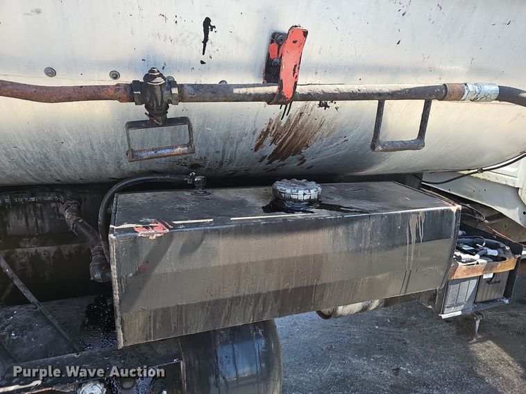 image for item NX9055 1996 Ford F800 oil distributor truck