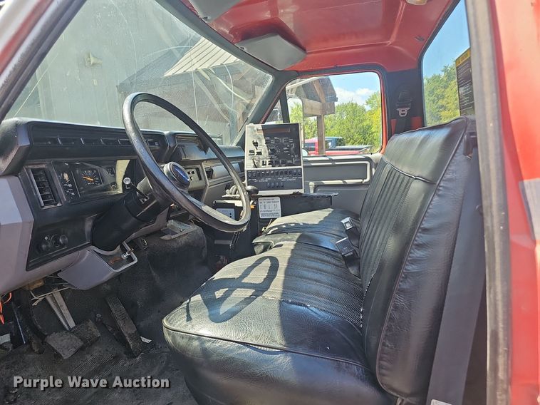 image for item NX9055 1996 Ford F800 oil distributor truck