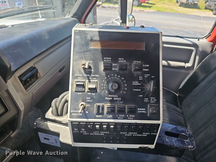 image for item NX9055 1996 Ford F800 oil distributor truck