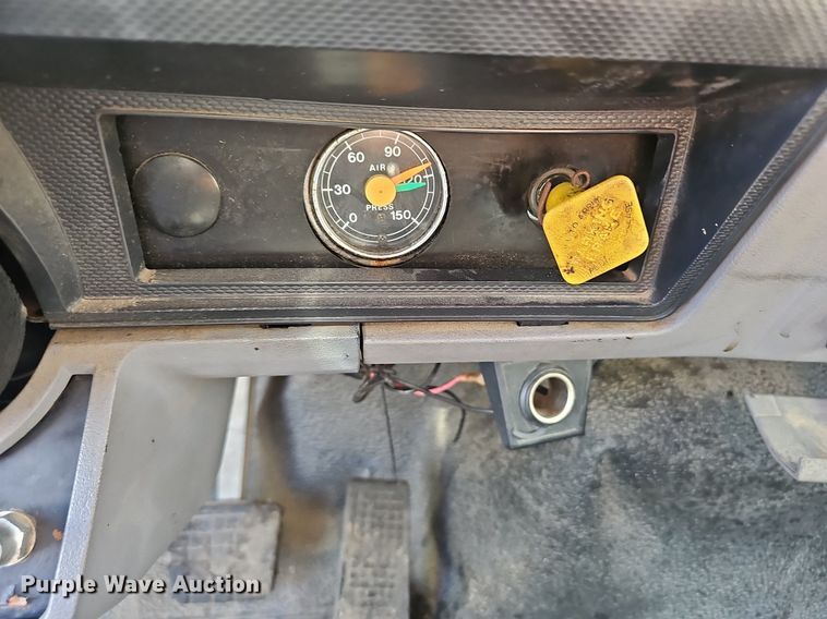 image for item NX9055 1996 Ford F800 oil distributor truck