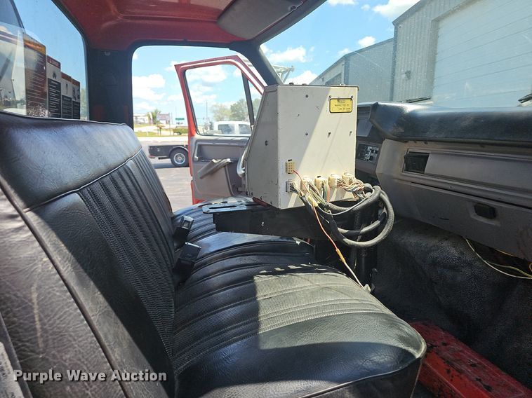 image for item NX9055 1996 Ford F800 oil distributor truck