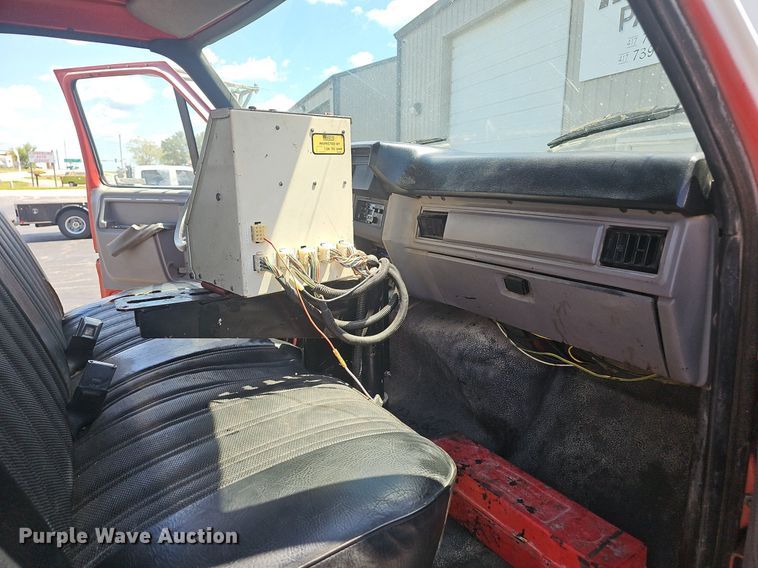 image for item NX9055 1996 Ford F800 oil distributor truck