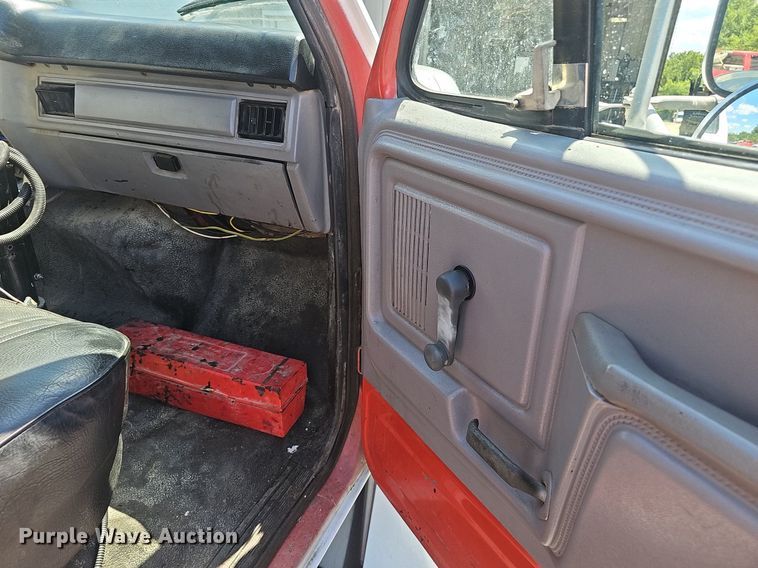 image for item NX9055 1996 Ford F800 oil distributor truck