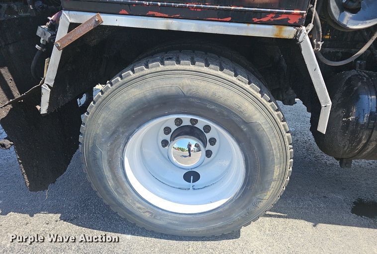 image for item NX9055 1996 Ford F800 oil distributor truck