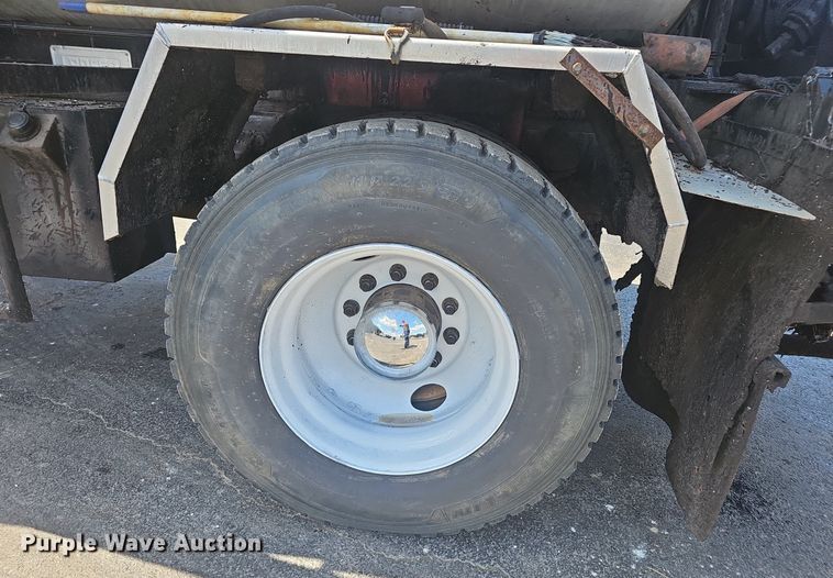 image for item NX9055 1996 Ford F800 oil distributor truck