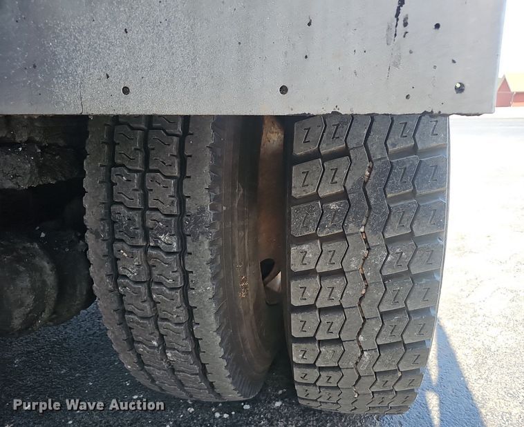 image for item NX9055 1996 Ford F800 oil distributor truck