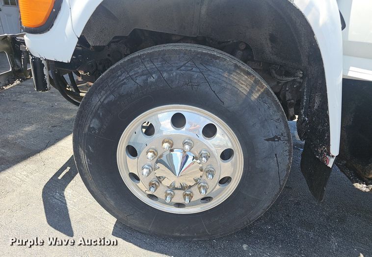 image for item NX9055 1996 Ford F800 oil distributor truck