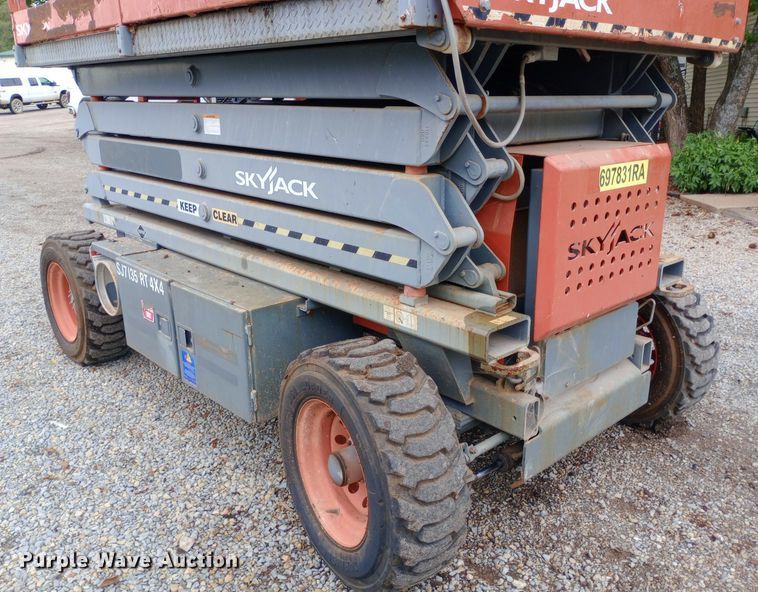 image for item NY9443 2003 Skyjack  SJ7135 scissor lift