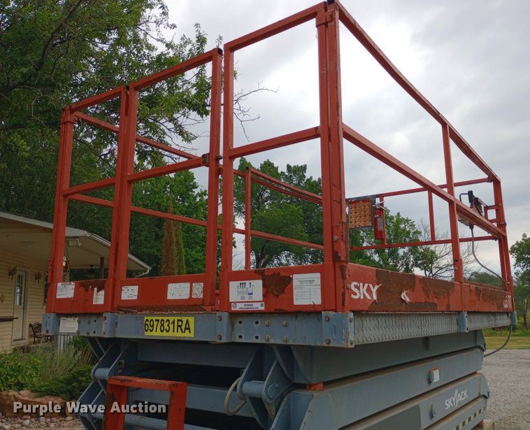 image for item NY9443 2003 Skyjack  SJ7135 scissor lift