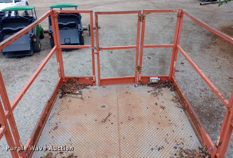 image for item NY9443 2003 Skyjack  SJ7135 scissor lift