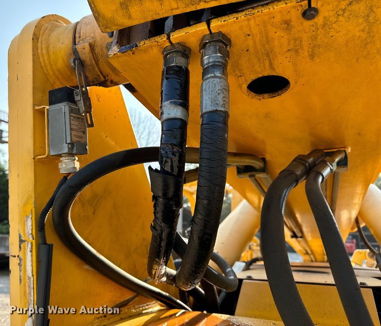 image for item OF9971 2006 Pettibone 8044 telehandler