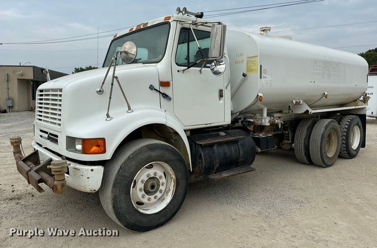 image for item OF9992 1999 International 8100 water truck