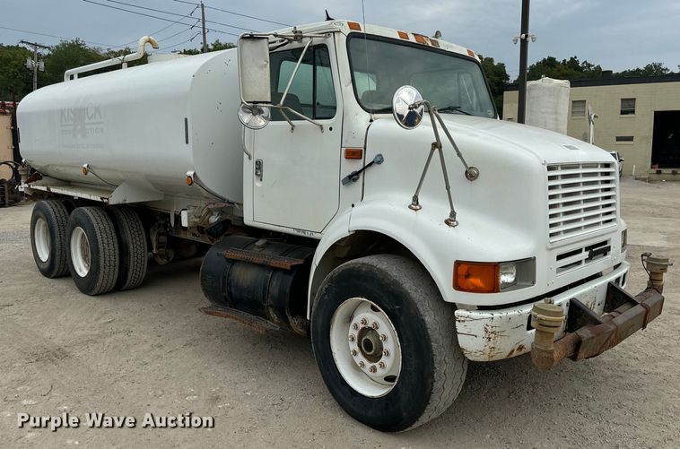 image for item OF9992 1999 International 8100 water truck
