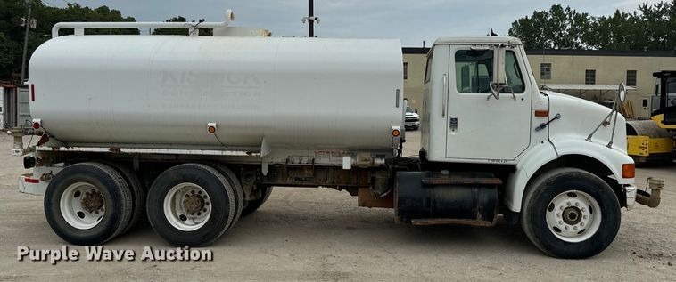 image for item OF9992 1999 International 8100 water truck