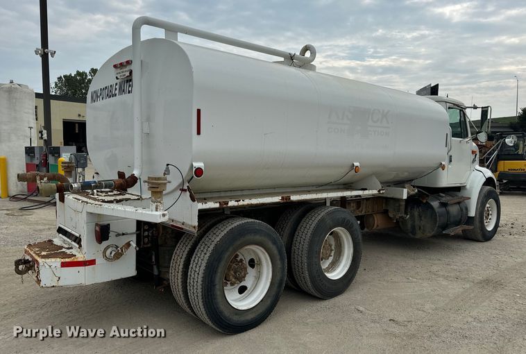 image for item OF9992 1999 International 8100 water truck