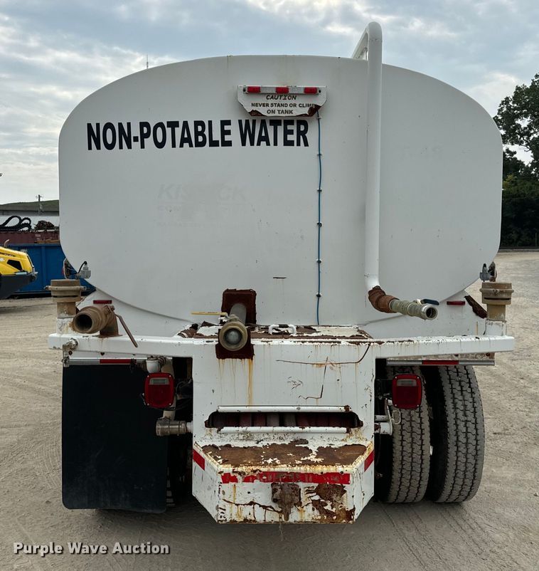 image for item OF9992 1999 International 8100 water truck