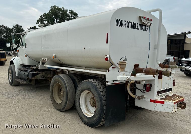 image for item OF9992 1999 International 8100 water truck