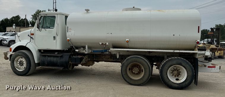 image for item OF9992 1999 International 8100 water truck