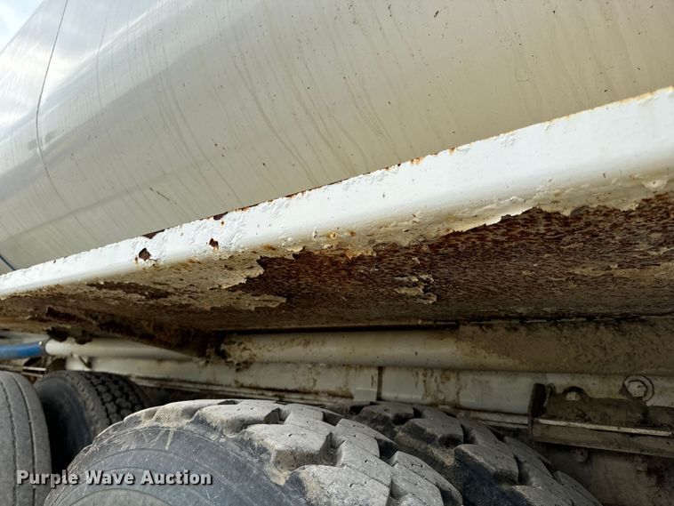 image for item OF9992 1999 International 8100 water truck