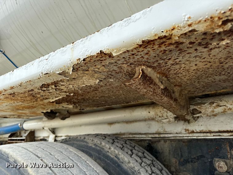 image for item OF9992 1999 International 8100 water truck