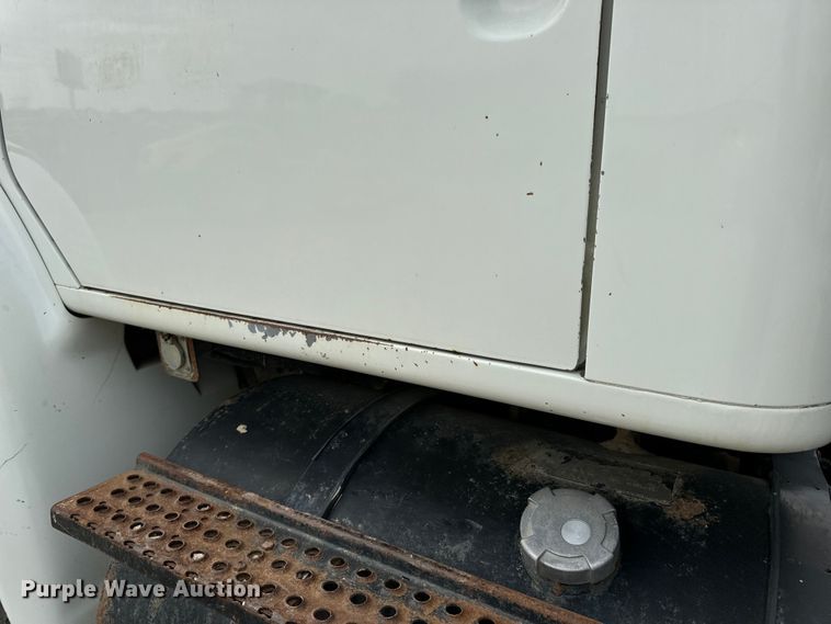 image for item OF9992 1999 International 8100 water truck