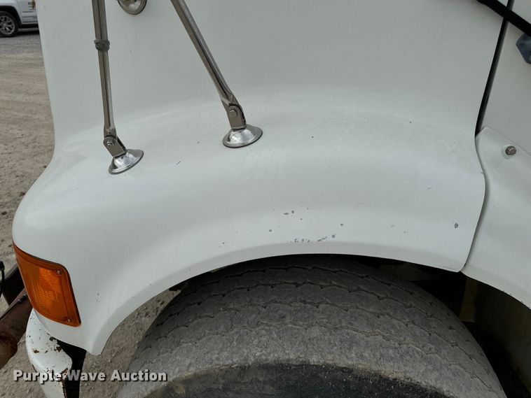 image for item OF9992 1999 International 8100 water truck