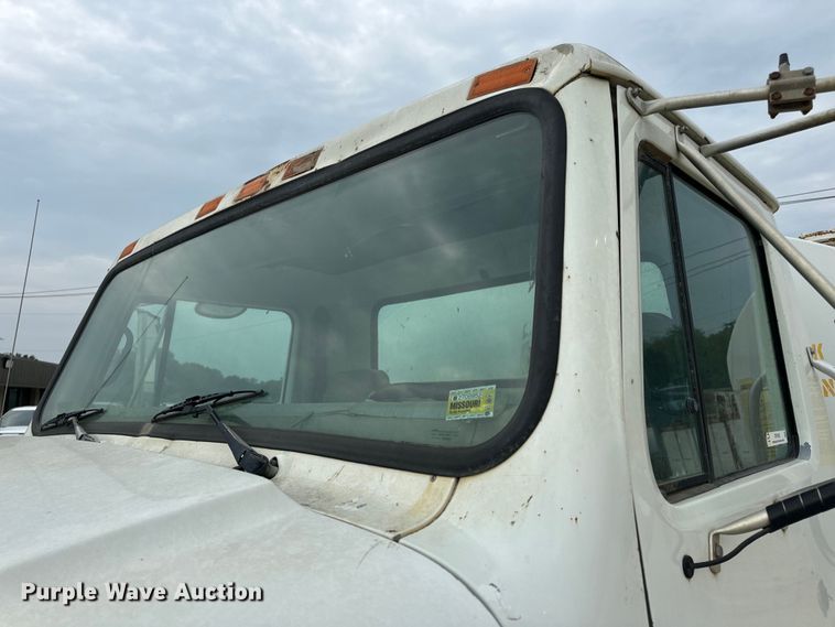 image for item OF9992 1999 International 8100 water truck