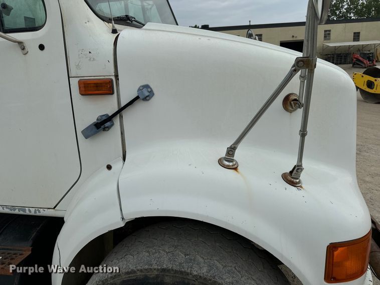 image for item OF9992 1999 International 8100 water truck