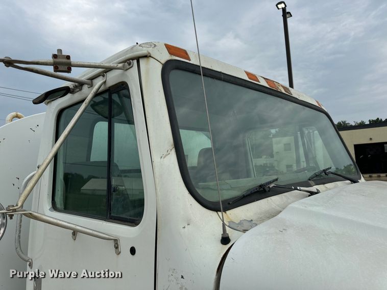 image for item OF9992 1999 International 8100 water truck