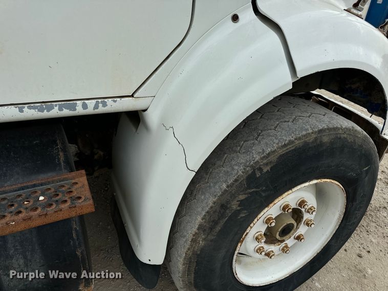 image for item OF9992 1999 International 8100 water truck