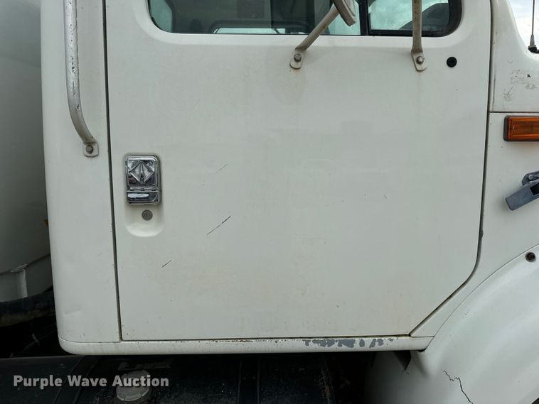 image for item OF9992 1999 International 8100 water truck