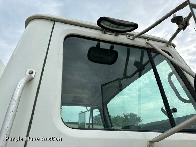 image for item OF9992 1999 International 8100 water truck