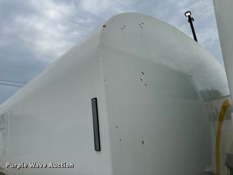 image for item OF9992 1999 International 8100 water truck