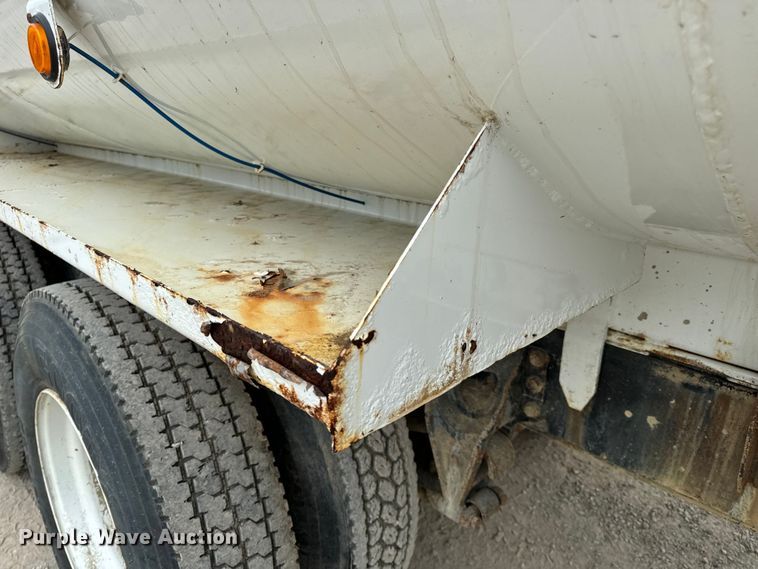 image for item OF9992 1999 International 8100 water truck