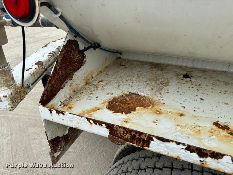 image for item OF9992 1999 International 8100 water truck