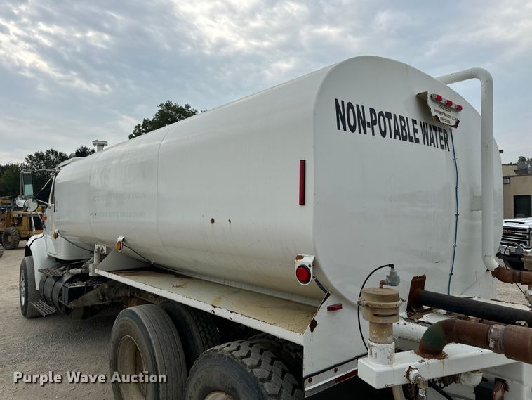 image for item OF9992 1999 International 8100 water truck