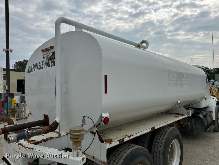 image for item OF9992 1999 International 8100 water truck