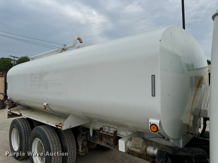 image for item OF9992 1999 International 8100 water truck