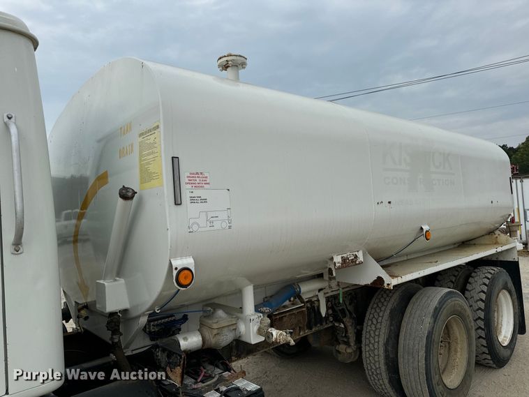 image for item OF9992 1999 International 8100 water truck