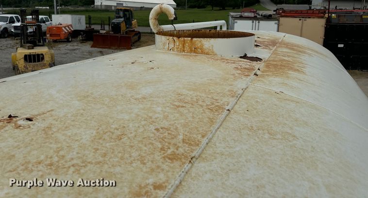 image for item OF9992 1999 International 8100 water truck